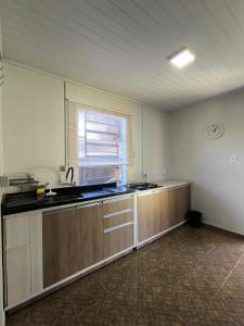 Nhà bếp/bếp nhỏ tại Foz do Iguaçu Casa Aconchegante +8 ảnh