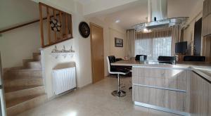 una cucina con bancone e lavandino in una stanza di Elia Sunset a Lagomandra