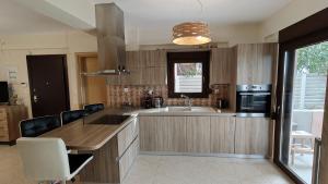 una cucina con mobili in legno e un piano di lavoro di Elia Sunset a Lagomandra