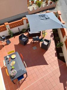 an overhead view of a patio with a table and umbrella at Casa Le Camelie in Stiava