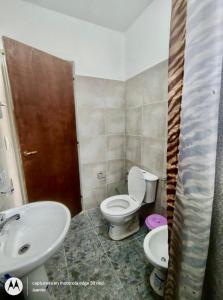 een badkamer met toilet en wastafel bij Departamentos Don Luis in Villa Cura Brochero