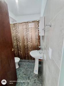 een badkamer met een wastafel en een toilet bij Departamentos Don Luis in Villa Cura Brochero +3 foto's