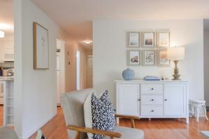 Una sala de estar con una silla y una mesa. en 5-Mins to Forest Beach Dog Friendly, en Chatham 24 fotos más