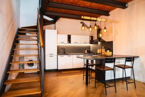 Kuchyň nebo kuchyňský kout v ubytování Casa di design con giardino privato in Centro a PIACENZA