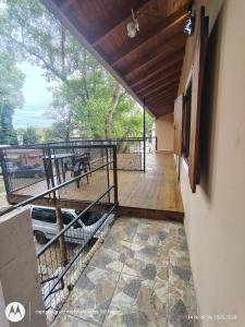 un balcone di una casa con tavolo e vista di Large Duplex #1 a San Bernardo