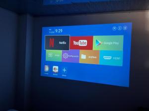 um ecrã de televisão com um monte de ícones nele em la terraza em Armenia