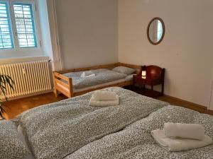 Ένα ή περισσότερα κρεβάτια σε δωμάτιο στο Spacious light-flooded apartment with garden at Lake Zurich