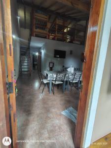 una sala da pranzo con tavolo e sedie di Large Duplex #1 a San Bernardo