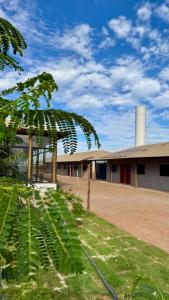 un edificio con una pianta di fronte di Hotel Tamboril a Barra Bonita Altre 32 foto