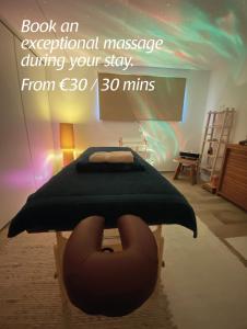 una habitación con una cama con funda negra en Appartement 2 chambres confort 4-5 personnes, en Chapelle-lez-Herlaimont