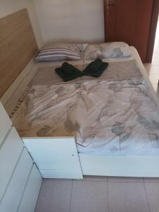 ein großes Bett in einem Zimmer mit in der Unterkunft Casa Diana in Scalea