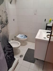 ein Badezimmer mit Toilette und Waschbecken in der Unterkunft Casa Diana in Scalea