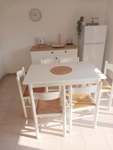 einen weißen Tisch und Stühle in der Küche in der Unterkunft Casa Diana in Scalea