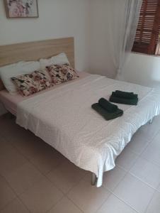 ein Bett mit zwei Handtüchern darauf in der Unterkunft Casa Diana in Scalea