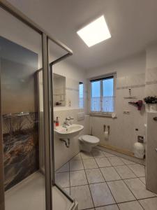 Et badeværelse på Ferienwohnung Haus Rügen