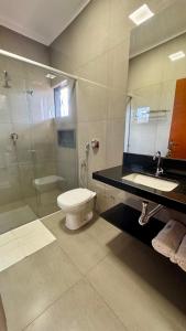 un bagno con wc, doccia e lavandino di Hotel Tamboril a Barra Bonita