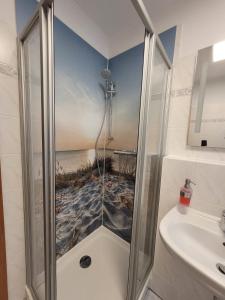 Et badeværelse på Ferienwohnung Haus Rügen + 12 billeder