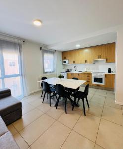 uma cozinha e sala de jantar com mesa e cadeiras em El Sueño De Albarracín II Duplex em Albarracín