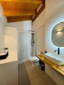 um banheiro com pia e vaso sanitário em El Sueño De Albarracín II Duplex em Albarracín mais 13 fotografias