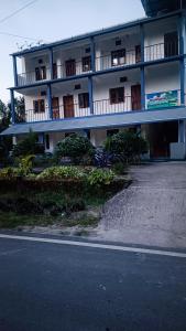 un gran edificio con balcones en el lateral de una calle en MALLICK PALACE NEIL Island, en Neil Island