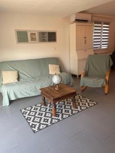 a living room with a couch and a table at SERENITY Gite indépendant dans propriété avec piscine in Servian
