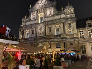 アントワープにあるCharming modern apartment in the heart of Antwerp with optional private parkingの市場が目の前にある大きな建物