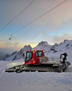 una máquina quitanieves en la cima de una montaña cubierta de nieve en Funski Lodge sleeps 10 Where Adventure Begins, en Taumarunui
