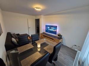 ein Wohnzimmer mit Sofa und Fernseher in der Unterkunft 3-room apartment with balcony in Northeim + 11 Fotos