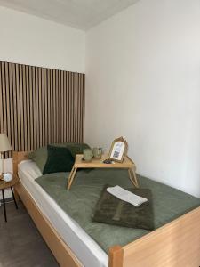 ein Bett mit einem Tisch darüber in der Unterkunft HouseofGeneration am Marienplatz in Stuttgart