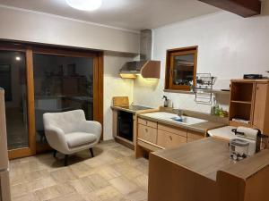 Kuchyň nebo kuchyňský kout v ubytování Maison AMIE