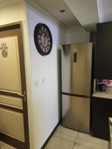 サン・ドニにあるDuplex T3 centre-villeの冷蔵庫の横に時計
