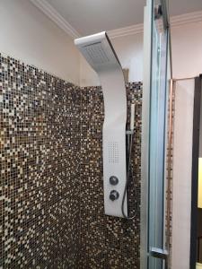 サン・ドニにあるDuplex T3 centre-villeのシャワーヘッド付きの浴室のシャワー +4枚の写真