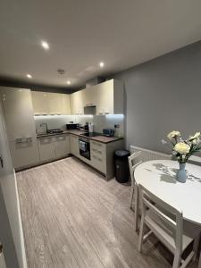 eine Küche und ein Esszimmer mit Tisch und Stühlen in der Unterkunft Nr 9 - Modern 2 Bed Flat in Bedford