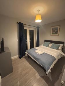 ein Schlafzimmer mit einem großen Bett und einem Fenster in der Unterkunft Nr 9 - Modern 2 Bed Flat in Bedford