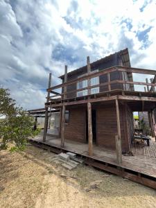 una casa situada sobre una terraza de madera en Luna & Zoé, en Barra de Valizas
