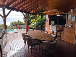 En balkon eller terrasse på PomKouli - Les lodges Racines é Zel