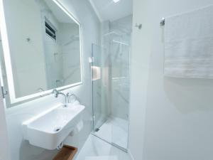 Phòng tắm tại Modern Luxury Retreat steps from Copacabana Beach +12 ảnh