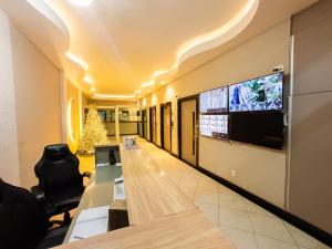 TV/trung tâm giải trí tại Modern Luxury Retreat steps from Copacabana Beach