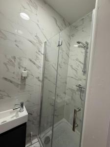 ベッドフォードにあるCosy Six Bedroom house in Bedford Townのシャワー、洗面台、トイレ付きのバスルーム