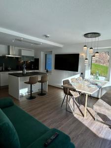 a living room with a green couch and a table at MOUNTAIN HOME apartment in Finkenberg
