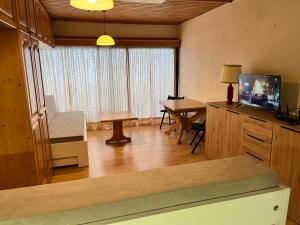 a living room with a television and a dining table at Kulmhof in Tauplitz