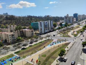 uma vista aérea de uma cidade com uma rua em Amplio departamento viña centro em Viña del Mar