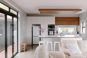 Køkken eller tekøkken på Sunny and Modern Nelson Retreat with Designer Kitchen