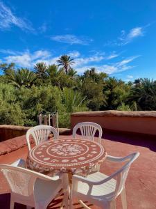 En balkon eller terrasse på Auberge sahnoun