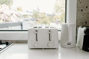 Kaffe- og tefaciliteter på Sunny and Modern Nelson Retreat with Designer Kitchen