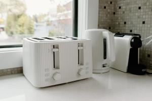 Kaffe- og tefaciliteter på Sunny and Modern Nelson Retreat with Designer Kitchen + 12 billeder