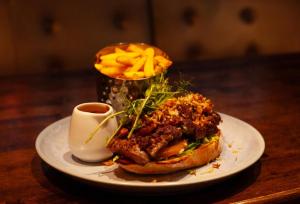 The Terrace Hotel في ماغيرافيلت: ساندويتش على صحن بجانب كوب قهوة +20 صورة