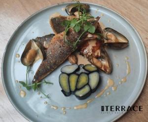 The Terrace Hotel في ماغيرافيلت: طبق من الطعام عليه محار وخضروات