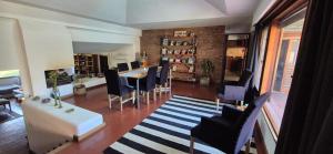 un soggiorno con tavolo e sedie di Masones a Victoria