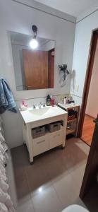 un bagno con lavandino e specchio di Masones a Victoria Altre 23 foto